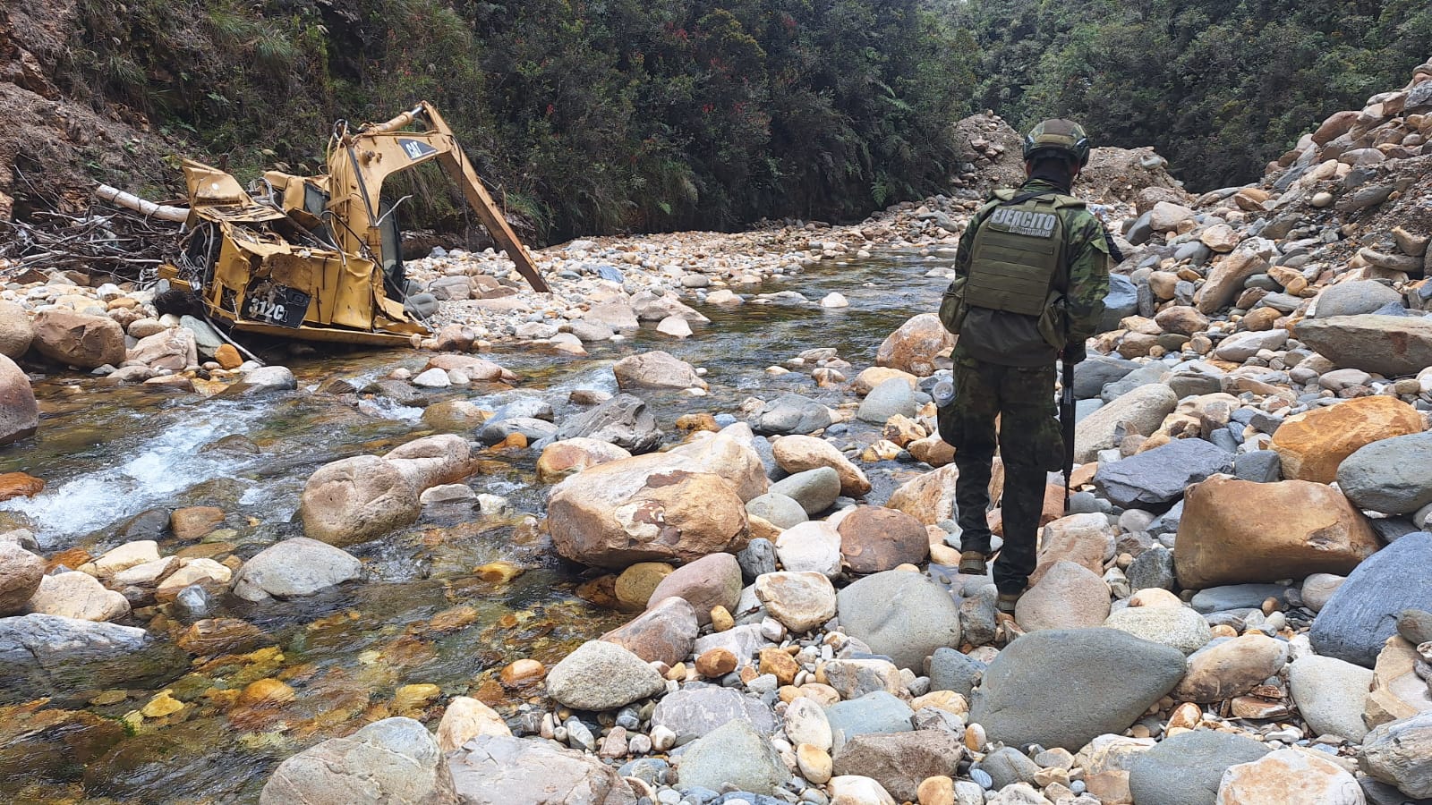 Los militares ejecutaron una operación contra la minería ilegal en el sector de Ayllón, del cantón Sígsig. /Cortesía