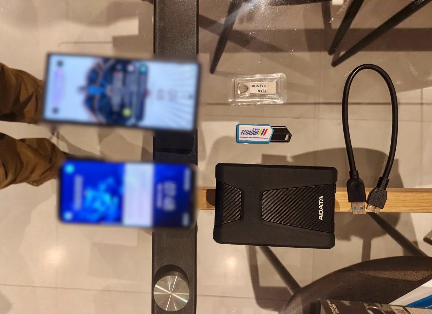 Computadoras, celulares y documentos son los principales elementos que se llevó la Fiscalía durante los allanamientos. /Cortesía
