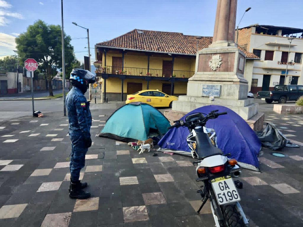 Agentes de la Guardia Municipal Ciudadana retiraron del espacio público a personas que pernoctaban en estos lugares. /Cortesía