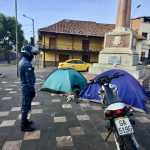 Agentes de la Guardia Municipal Ciudadana retiraron del espacio público a personas que pernoctaban en estos lugares. /Cortesía