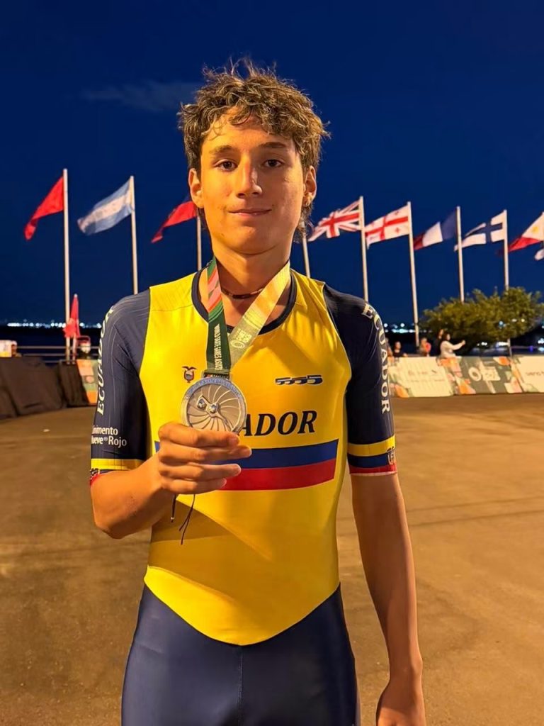 Joaquín Loyola luego de obtener la medalla de plata en Asunción, Paraguay. Cortesía