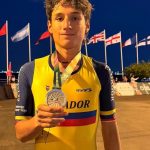 Joaquín Loyola luego de obtener la medalla de plata en Asunción, Paraguay. Cortesía