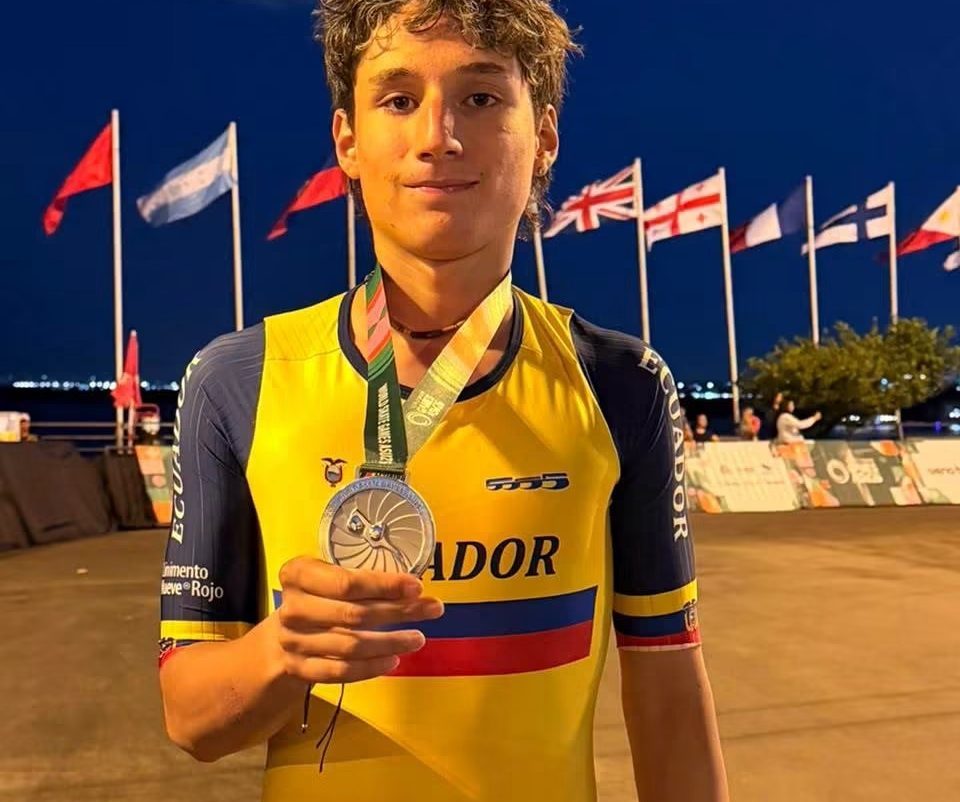 Joaquín Loyola luego de obtener la medalla de plata en Asunción, Paraguay. Cortesía
