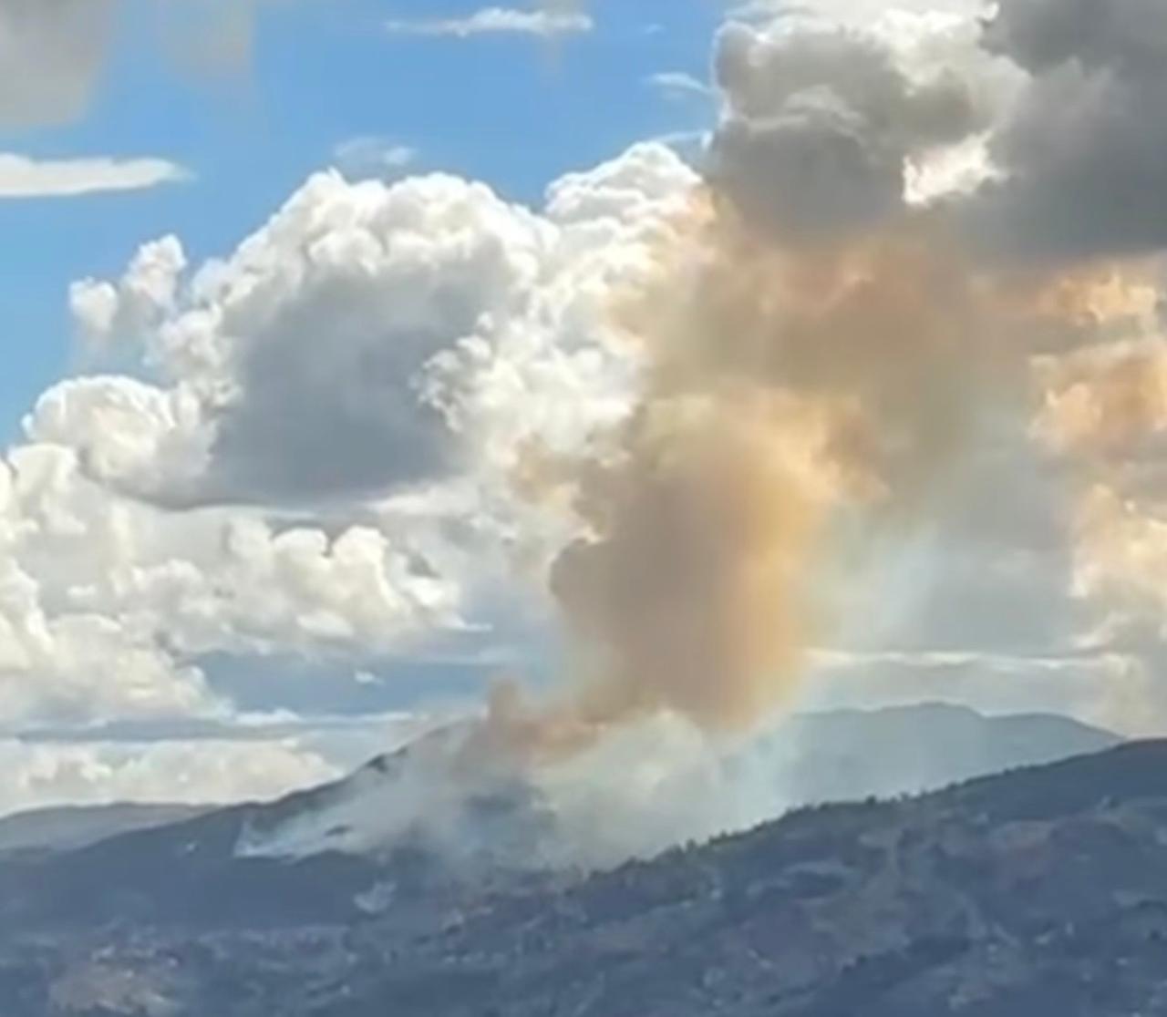 Un incendio forestal afecta al cerro Pizhi, en la parroquia San Juan, del cantón Gualaceo, en Azuay.