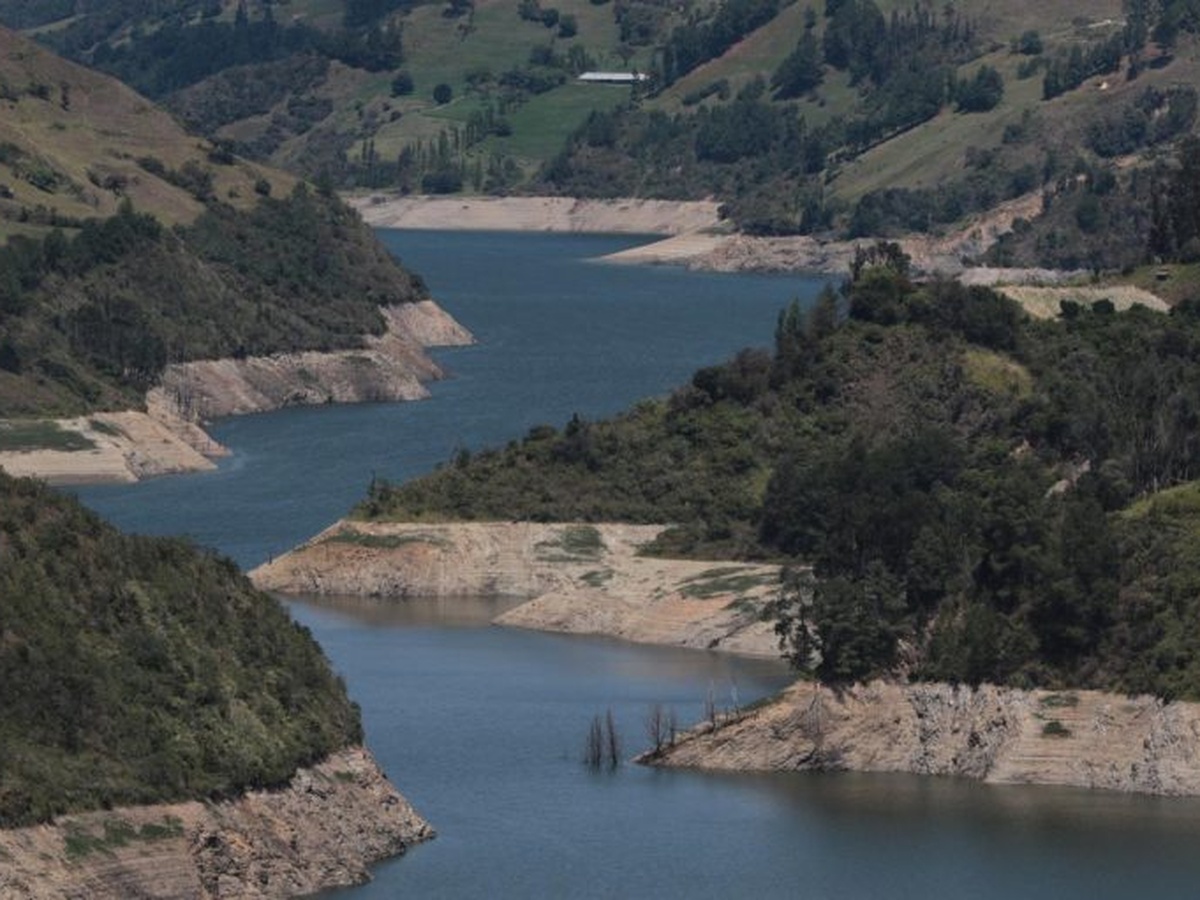 El embalse de Mazar mantiene su descenso mientras el río Paute registra el caudal más bajo en lo que va del año.