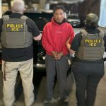 ICE difundió una fotografía donde se observa al ecuatoriano junto a agentes de esta institución.