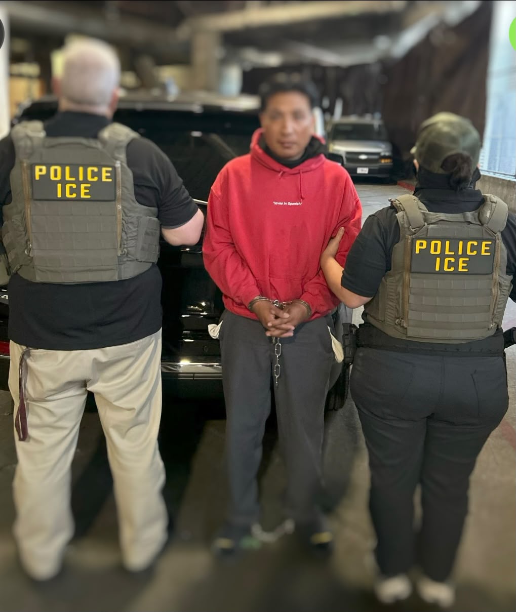 ICE difundió una fotografía donde se observa al ecuatoriano junto a agentes de esta institución.