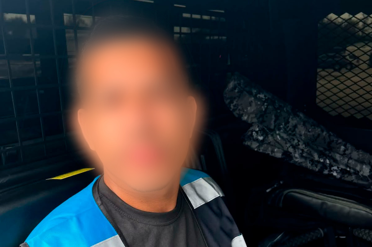 Un conductor que trabajaba como repartidos de Amazon fue detenido en EE.UU., durante una parada de tráfico.