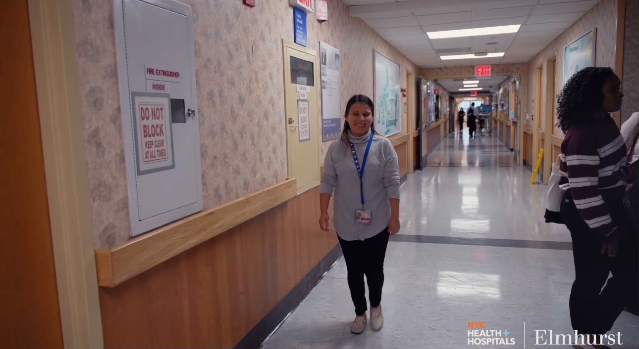 Jessica Ludizaca, médica de raíces ecuatorianas, cumple sus labores como residente principal de Pediatría en Nueva York.