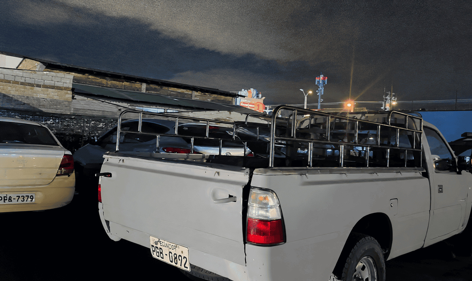 En esta camioneta los delincuentes robaban ganado en Cuenca. Foto captura
