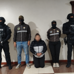 Una mujer fue detenida por la Policía Nacional tras el operativo en el Barrial Blanco, en Cuenca. Foto: cortesía para El Mercurio