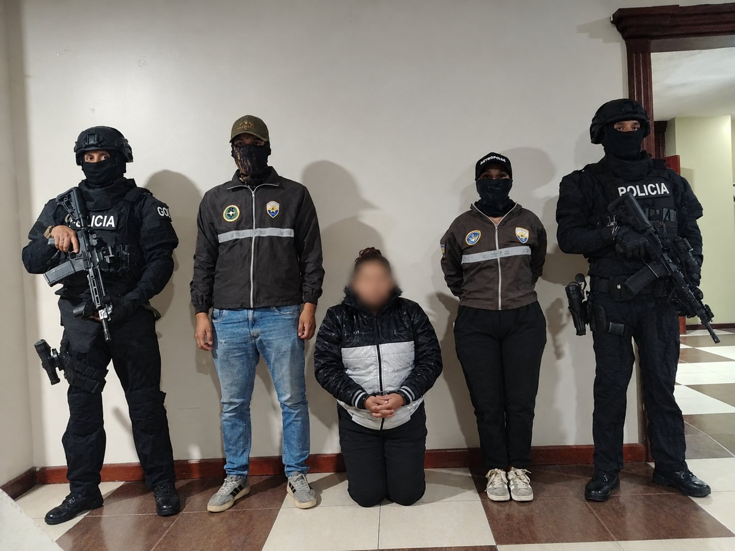 Una mujer fue detenida por la Policía Nacional tras el operativo en el Barrial Blanco, en Cuenca. Foto: cortesía para El Mercurio