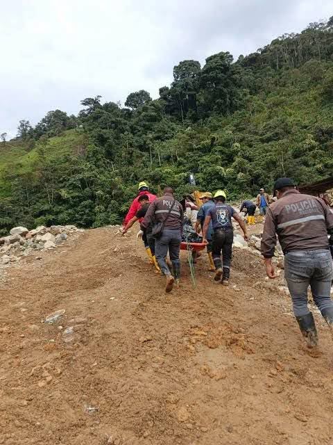 Dos obreros murieron sepultados por un deslizamiento en una mina de Camilo Ponce Enríquez, provocado por las fuertes lluvias.