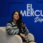 Priscila Ávila Larriva en los estudios de El Mercurio.