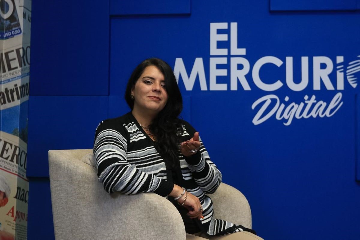 Priscila Ávila Larriva en los estudios de El Mercurio.
