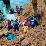 Dos trabajadores murieron sepultados por un deslizamiento en una mina de Camilo Ponce Enríquez, provocado por las fuertes lluvias.