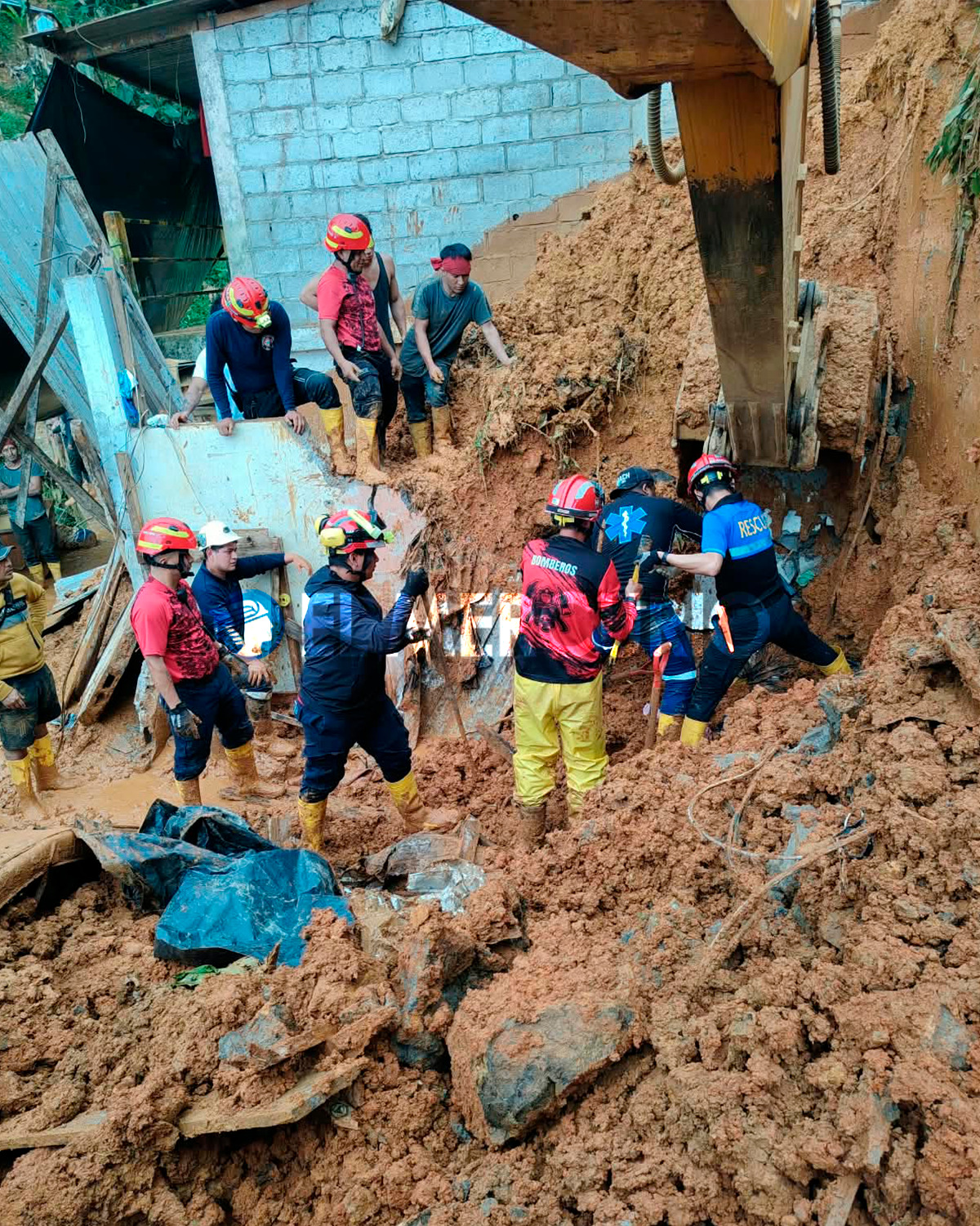 Dos trabajadores murieron sepultados por un deslizamiento en una mina de Camilo Ponce Enríquez, provocado por las fuertes lluvias.