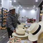 Artesanos de Sinincay exponen sus productos en la Casa de la Cultura Núcleo del Azuay. Foto: El Mercurio