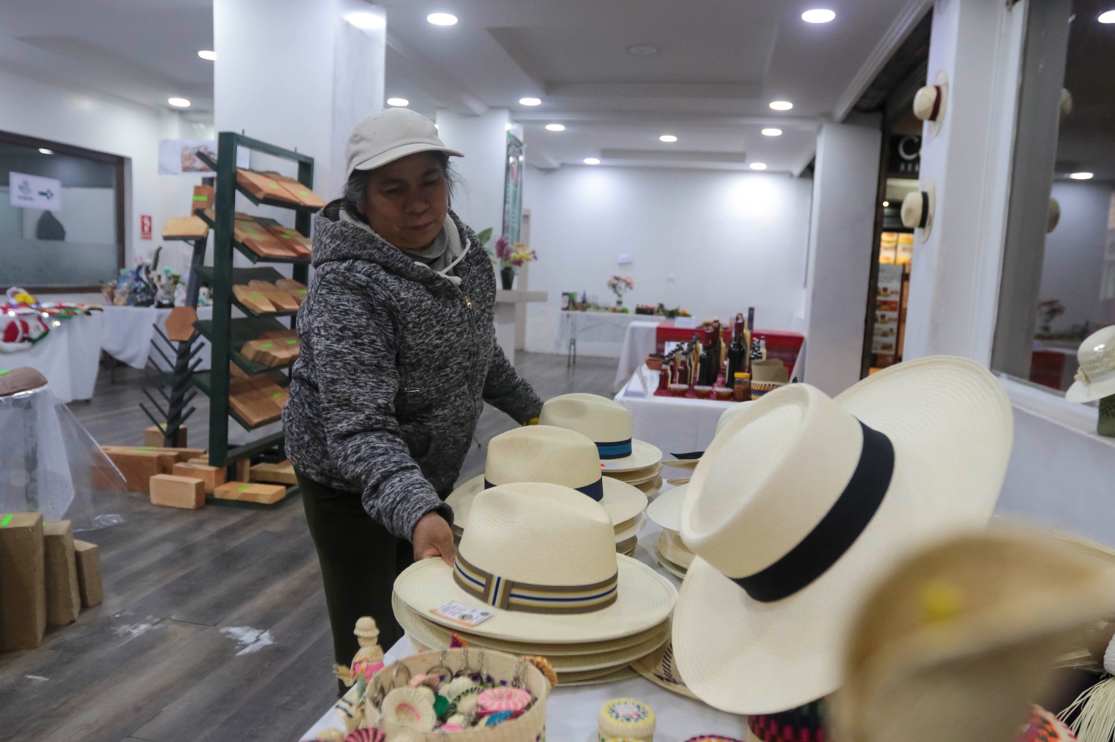 Artesanos de Sinincay exponen sus productos en la Casa de la Cultura Núcleo del Azuay. Foto: El Mercurio