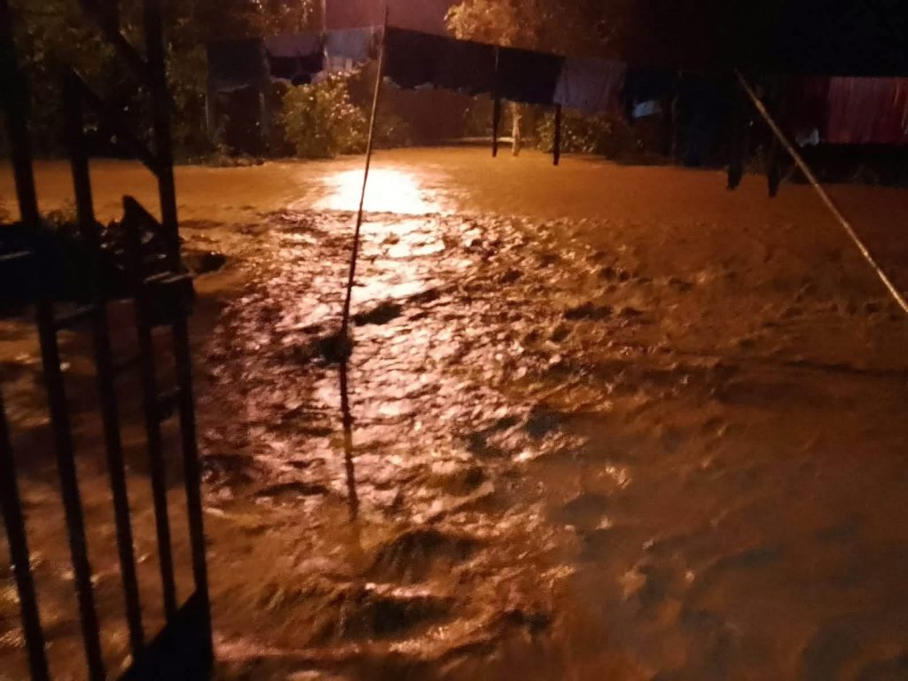 El agua ingresó a viviendas de Luz y Guía tras aumento de caudal de dos ríos. Foto: Riesgos Cuenca
