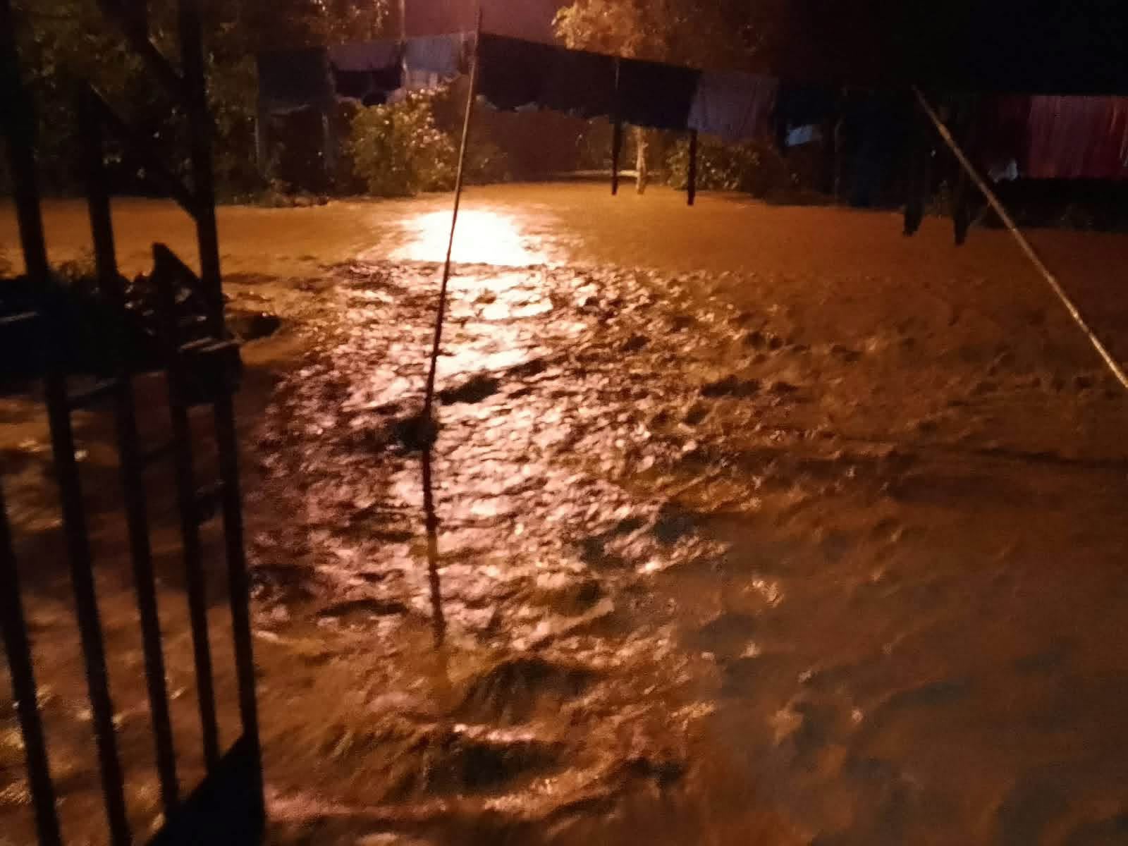 El agua ingresó a viviendas de Luz y Guía tras aumento de caudal de dos ríos. Foto: Riesgos Cuenca