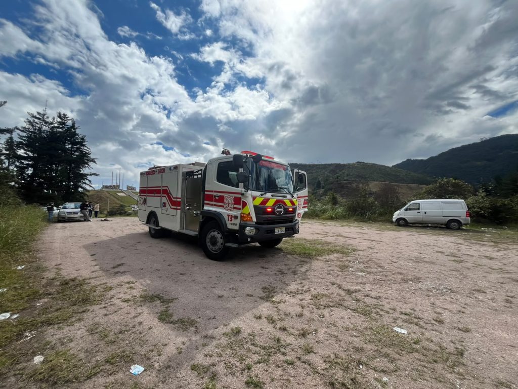 Los bomberos de Girón colaboraron en la recuperación del cuerpo. Foto cortesía para El Mercurio