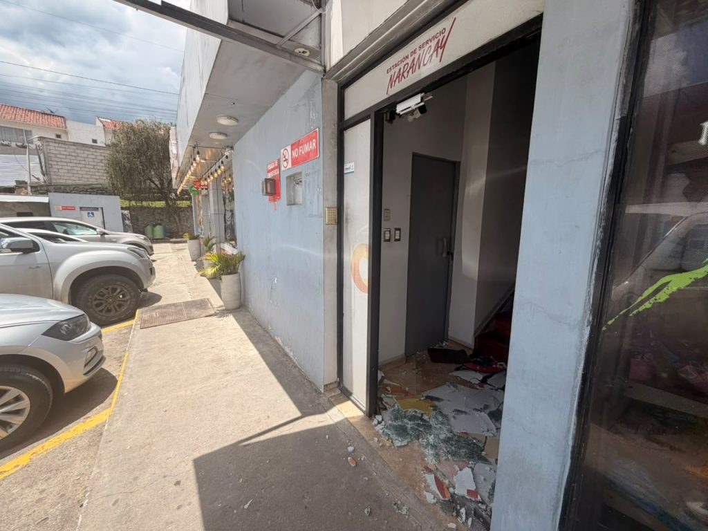 Delincuentes roban en gasolinera de Narancay