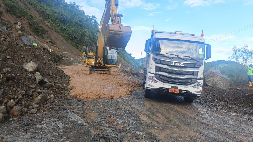 Maquinaria del MIT limpia la vía Cuenca-Molleturo-El Empalme. Foto: MIT