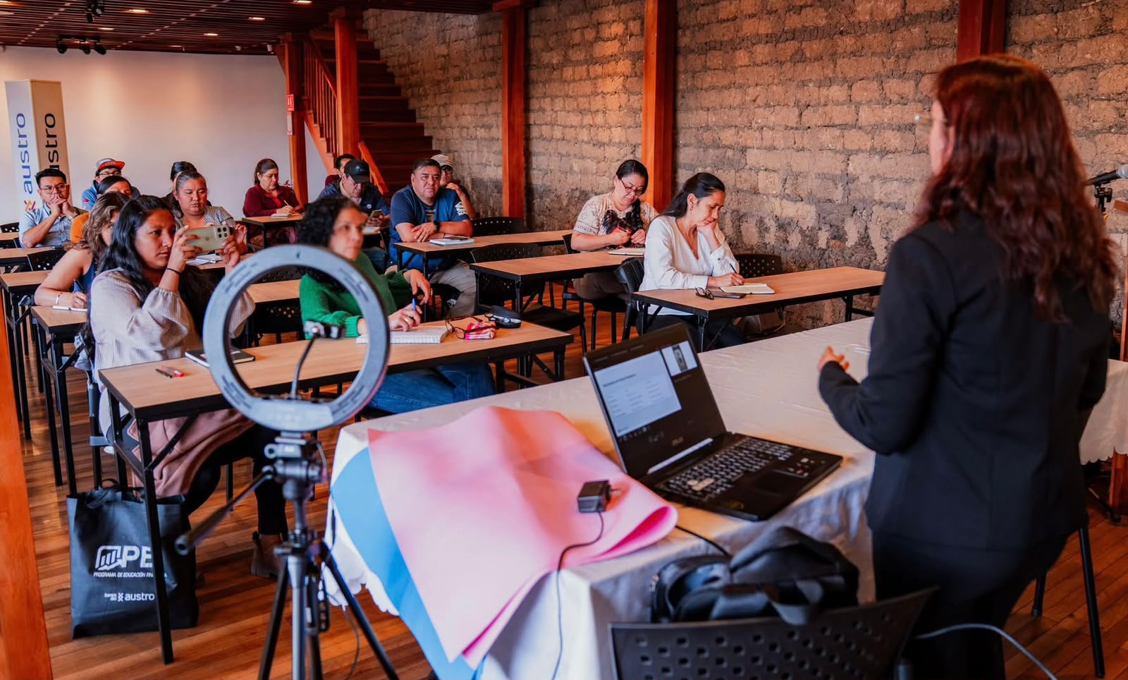 Los talleres están dirigidos para emprendedores de Cuenca. Foto: EDEC EP