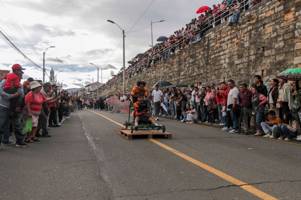 Los Autos Locos volverán a realizarse en la Bajada de Todos Santos, en Cuenca. Foto: El Mercurio