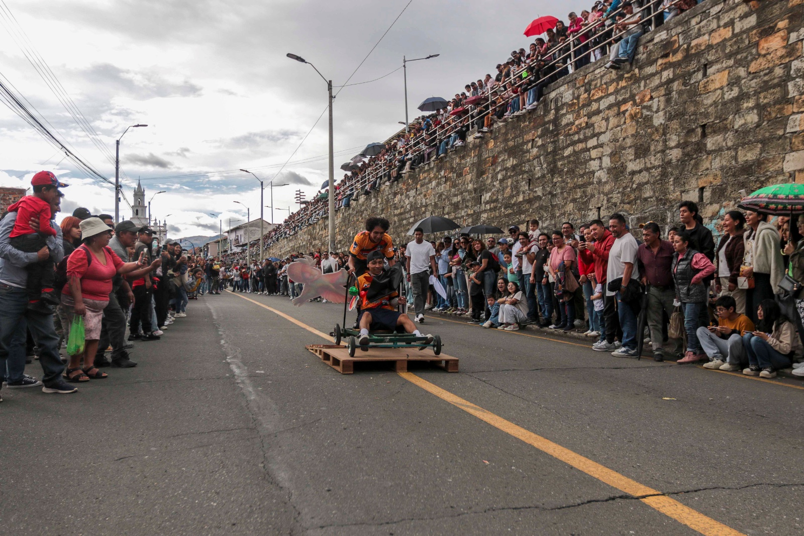 Los Autos Locos volverán a realizarse en la Bajada de Todos Santos, en Cuenca. Foto: El Mercurio