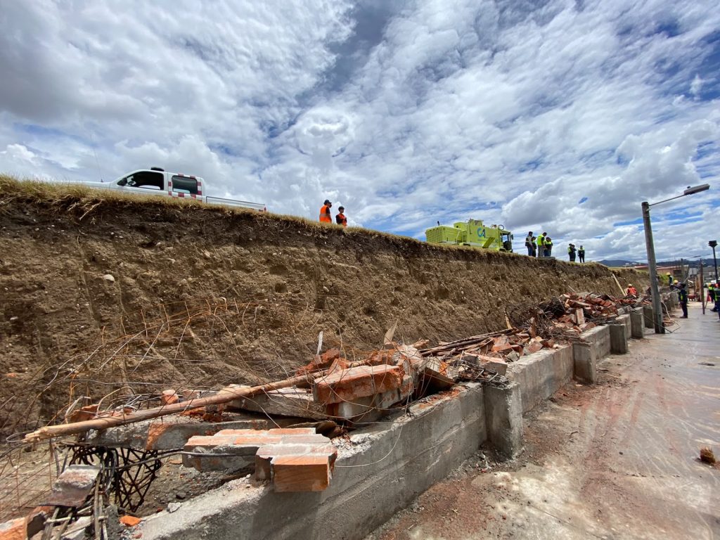 Personal se encuentra retirando el material que se vino abajo en el aeropuerto Mariscal La Mar. Foto: El Mercurio