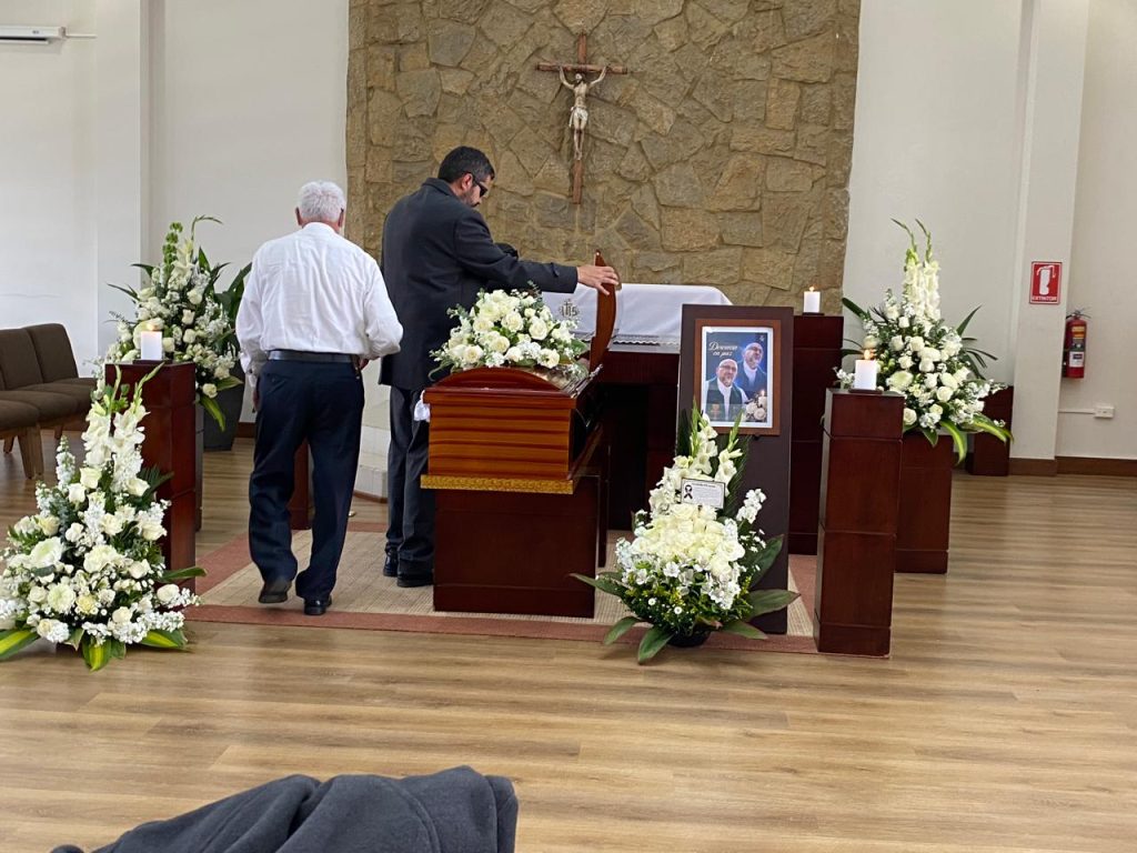 El cuerpo de Alfredo Sánchez fue trasladado a Cuenca, en donde familiares se despiden de él. Foto: El Mercurio