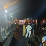 Personal de salud se encuentra en la zona en donde ocurrió el accidente de tránsito. Foto: El Mercurio