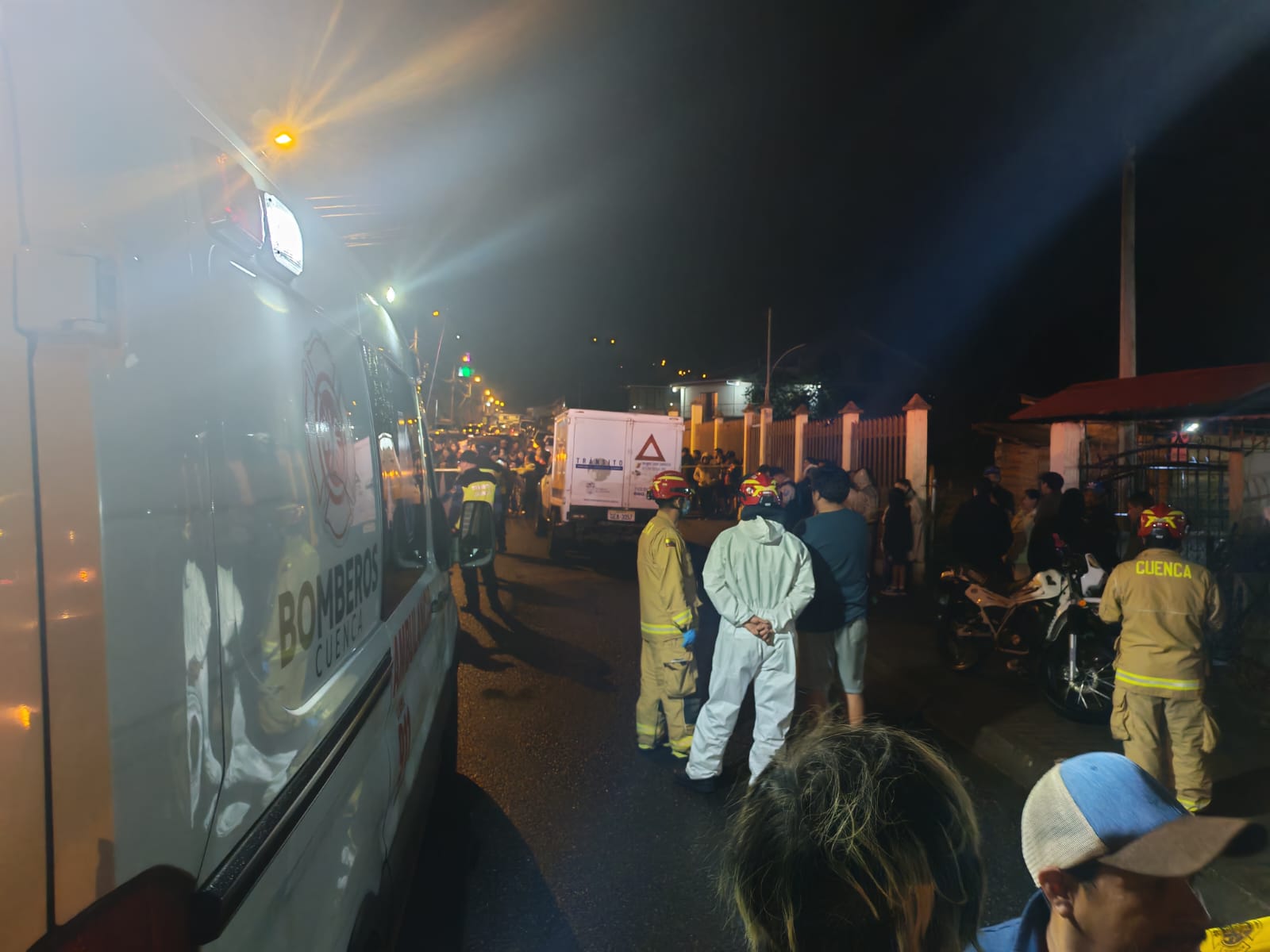 Personal de salud se encuentra en la zona en donde ocurrió el accidente de tránsito. Foto: El Mercurio