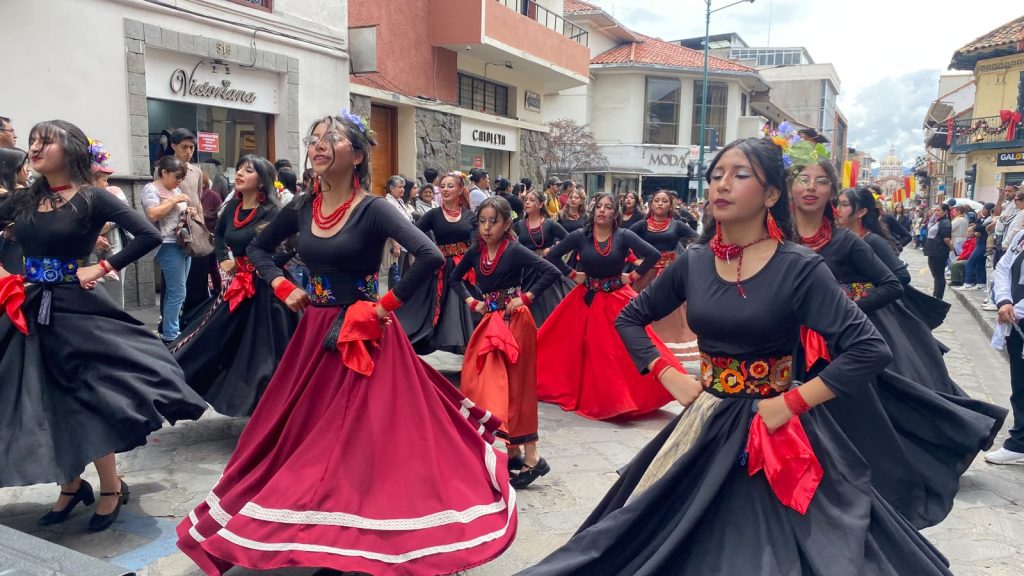 La mañana de este 29 de octubre se realizó el tradicional desfile por los 206 años de independencia de Cuenca. Foto: Xavier Caivinagua para El Mercurio