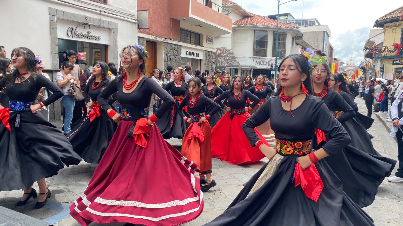 La mañana de este 29 de octubre se realizó el tradicional desfile por los 206 años de independencia de Cuenca. Foto: Xavier Caivinagua para El Mercurio