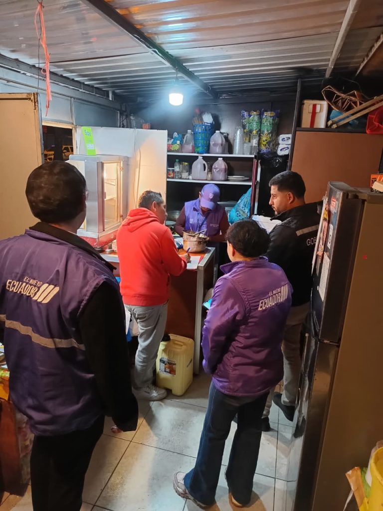 Personal del Arcsa, clausura local de venta de salchipapa.