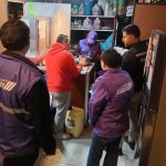 Personal del Arcsa, clausura local de venta de salchipapa.