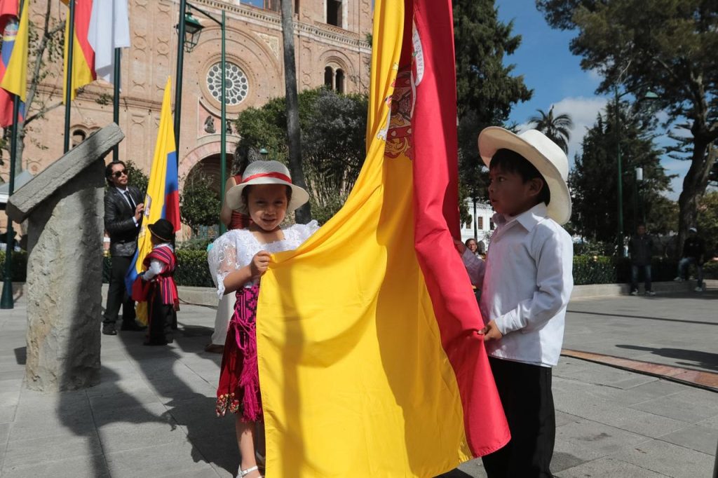Con el embanderamiento de la ciudad se marca el inicio de una semana con actividades previas al 3 de noviembre, cuando se conmemoran los 206 años de Independencia de Cuenca. /Cortesía
