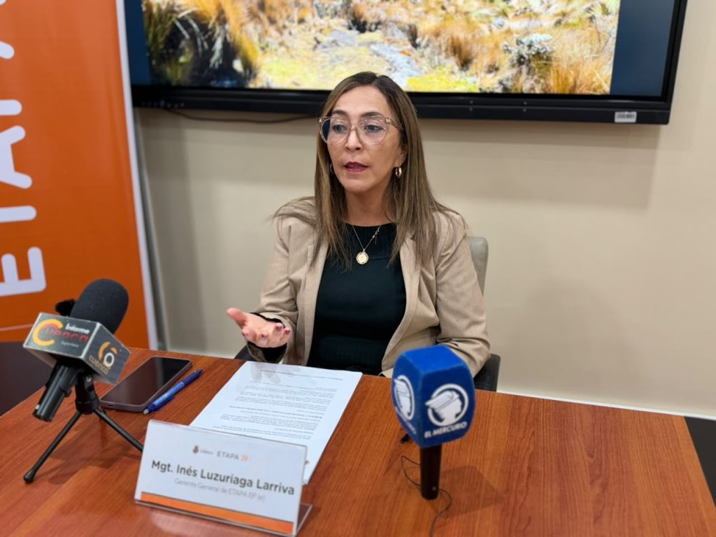 Inés Luzuriaga, gerente general de ETAPA EP, informó que aún no se identifican a los motociclistas que afectaron un humedal en la zona de Las Pampeadas. Unos dos años tomaría recuperar el humedal de manera natural. /EL MERCURIO