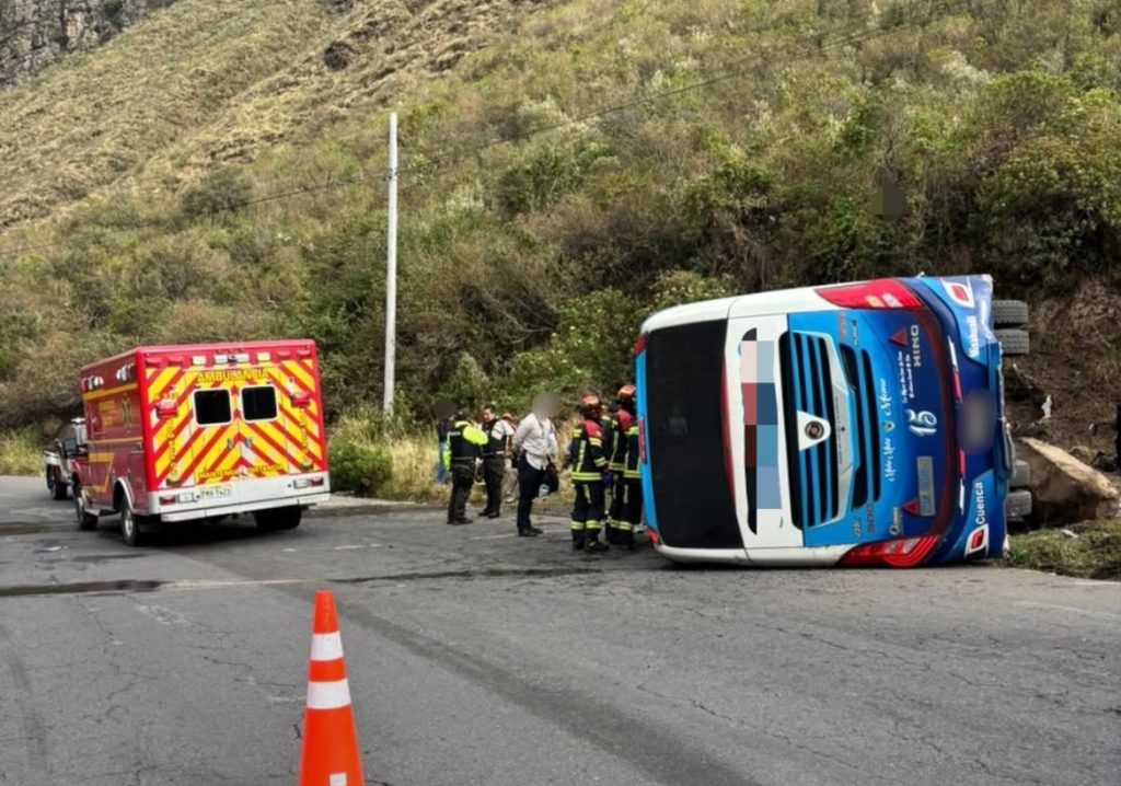 El bus interprovincial que se volcó cubría la ruta Tena – Quito. /Cortesía