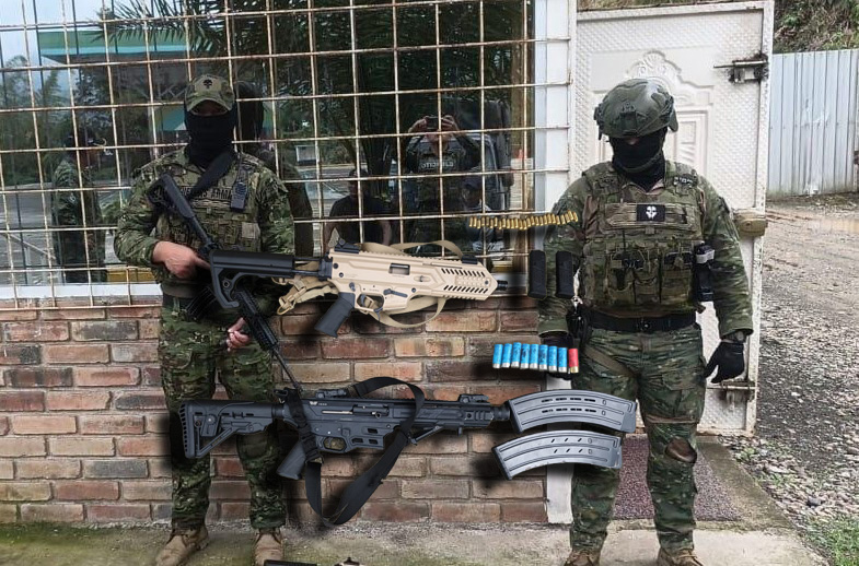 Personal militar incautó armas de grueso calibre durante operación ejecutada en un sector de Pucará. /Cortesía