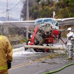 Esta avioneta se accidentó tras salirse de la pista norte del Aeropuerto Mariscal La Mar de Cuenca. Foto: Cuerpo de Bomberos