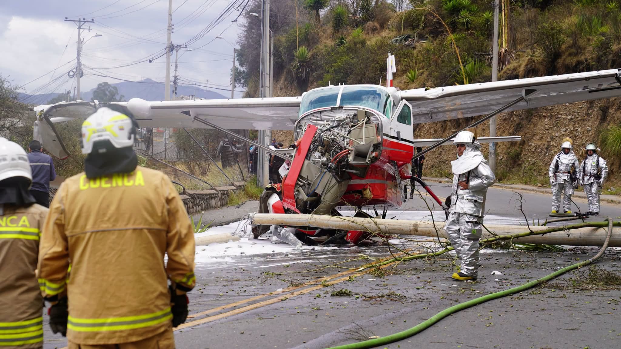 Esta avioneta se accidentó tras salirse de la pista norte del Aeropuerto Mariscal La Mar de Cuenca. Foto: Cuerpo de Bomberos