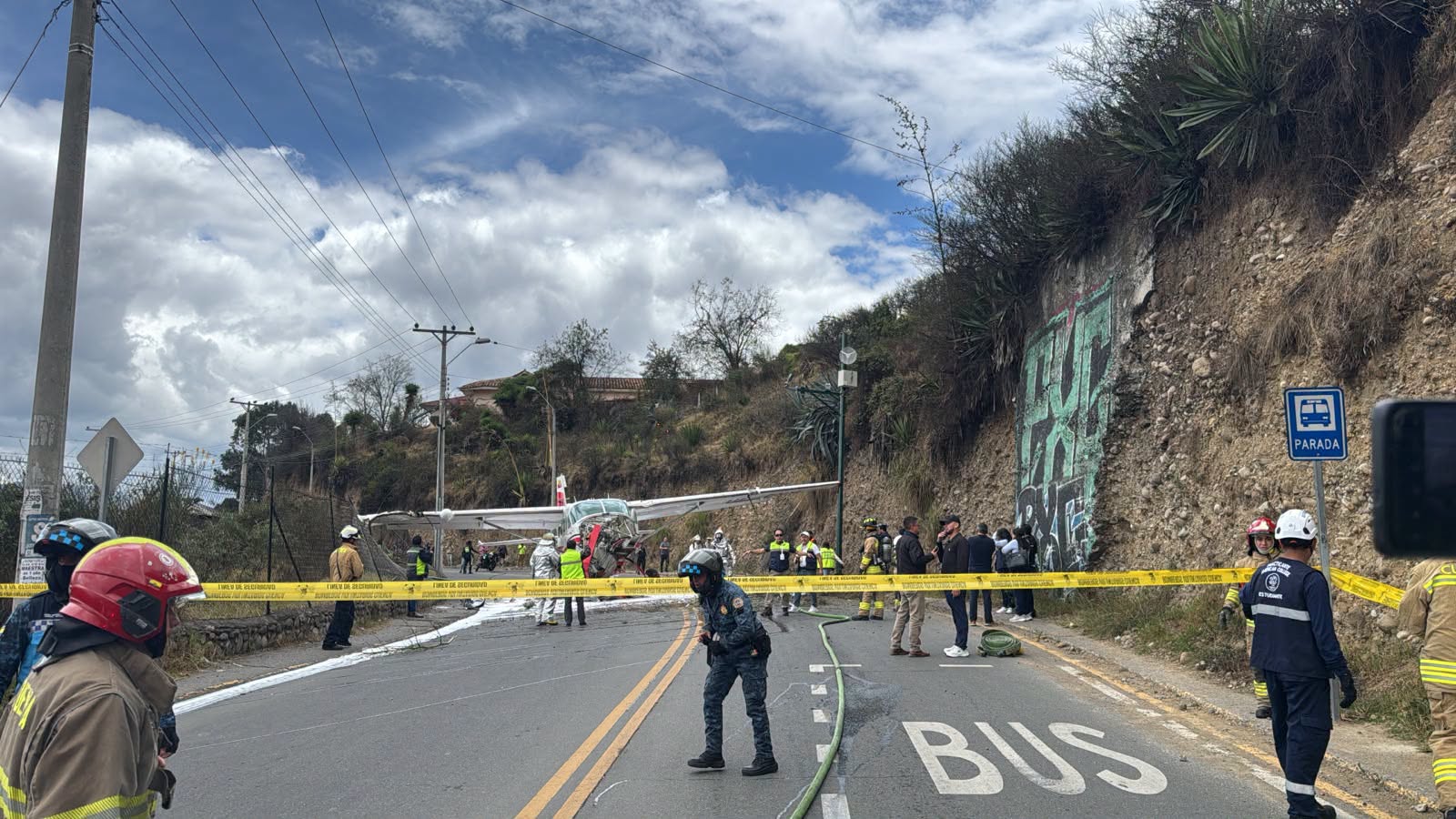 Imagen de la avioneta accidentada en la avenida Hurtado de Mendoza en Cuenca. /EL MERCURIO
