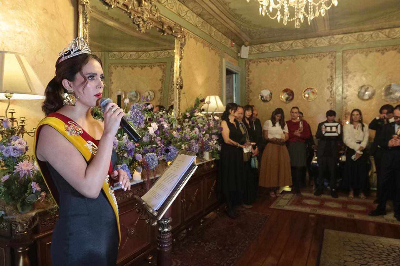 Martina Guzmán Vega, Reina de Cuenca 2025–2026 y presidenta de la Fundación Reinas de Cuenca, presentó los avances de un proceso de fortalecimiento de la institución. /Xavier Caivinagua