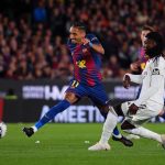 Raphinha disputa balón con Camavinga. Foto: La Liga