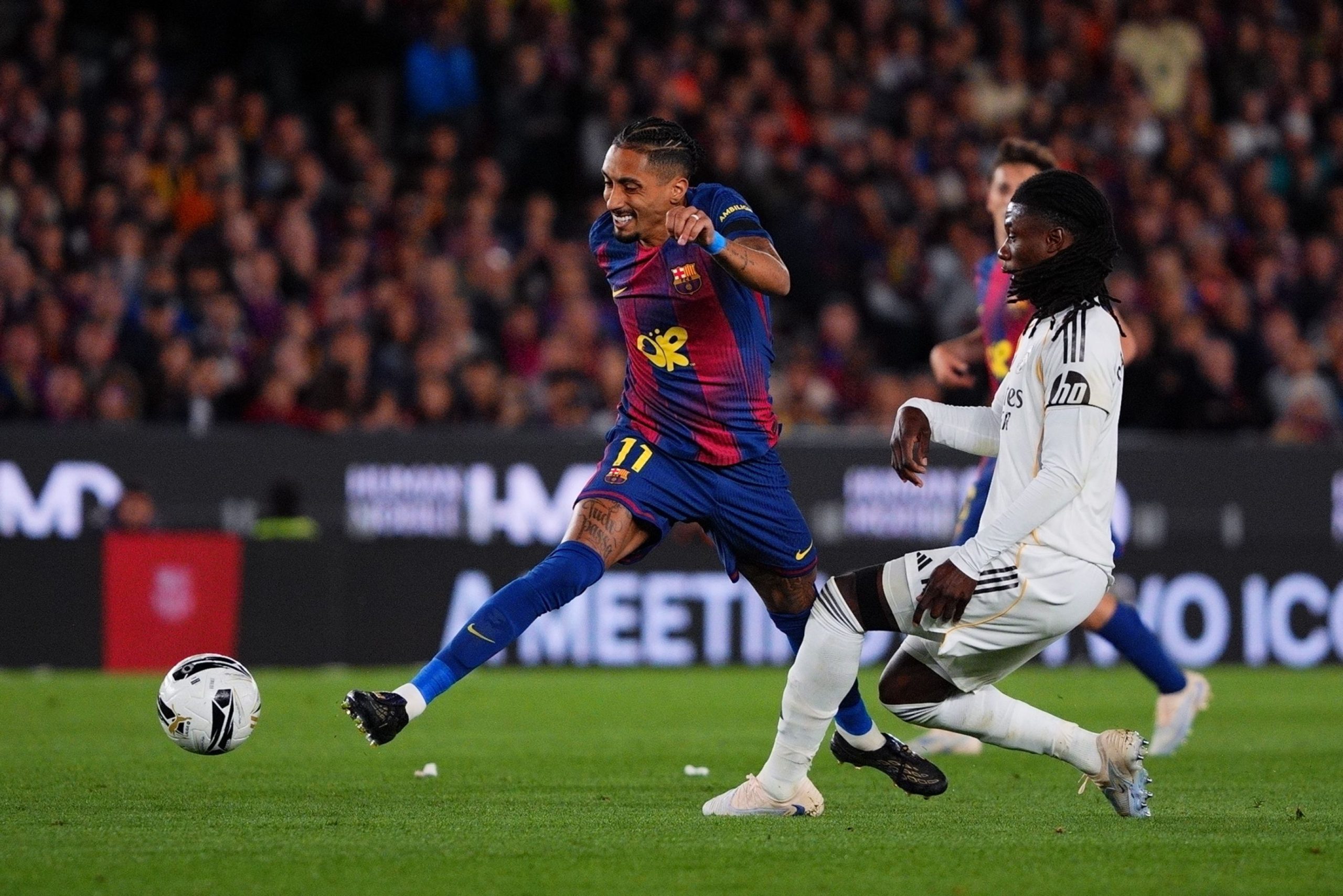 Raphinha disputa balón con Camavinga. Foto: La Liga