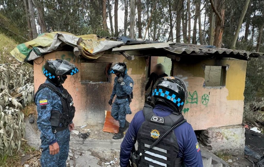 Personal de la Guardia Municipal Ciudadana retiró a personas del interior de una vivienda de Milchichig, por mal uso de la misma. /Cortesía